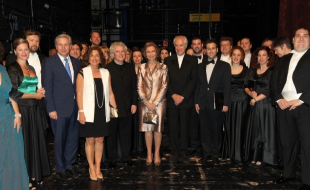 Su Majestad la Reina en el escenario del Teatro Real junto al director, artistas y personalidades asistentes a la interpretación de la Novena Sinfonía